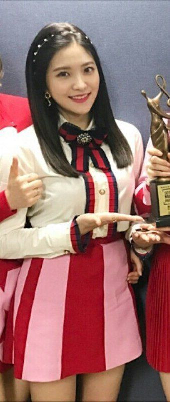 Kể cả khi mặc "đụng hàng", Red Velvet và BLACKPINK vẫn tạo ra phong cách hoàn toàn khác biệt ảnh 7