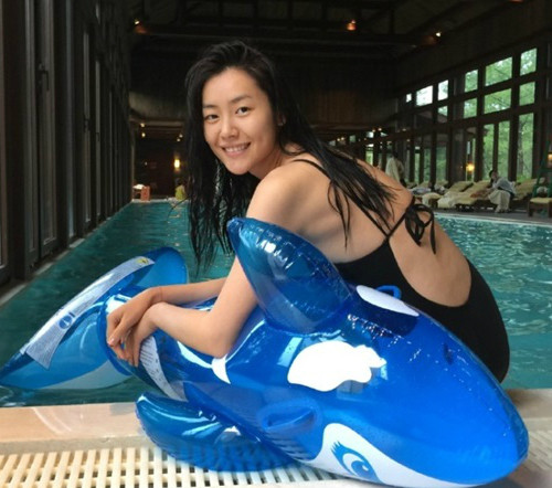 Siêu mẫu Lưu Văn chẳng cần son phấn vẫn tỏa sáng với nụ cười má lúm tươi tắn.