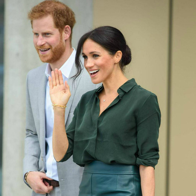 Hoặc đi cùng chồng, công nương đều lăng xê son môi màu da người tự nhiên.