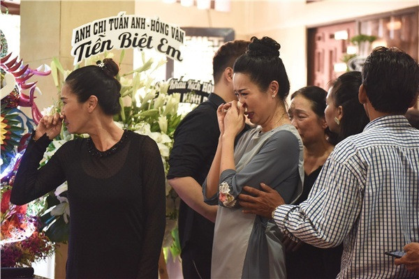 Các nghệ sĩ xót xa trước sự ra đi đột ngột của Anh Vũ. Các nghệ sĩ xót xa trước sự ra đi đột ngột của Anh Vũ.