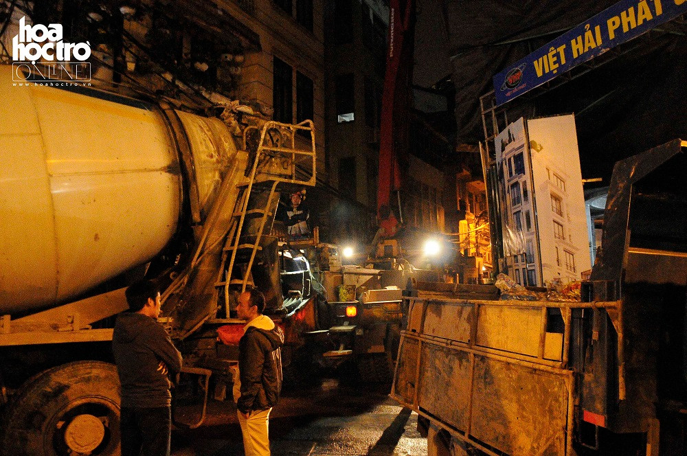 Nhiều người vẫn bận bịu công việc dù đã quá nửa đêm.