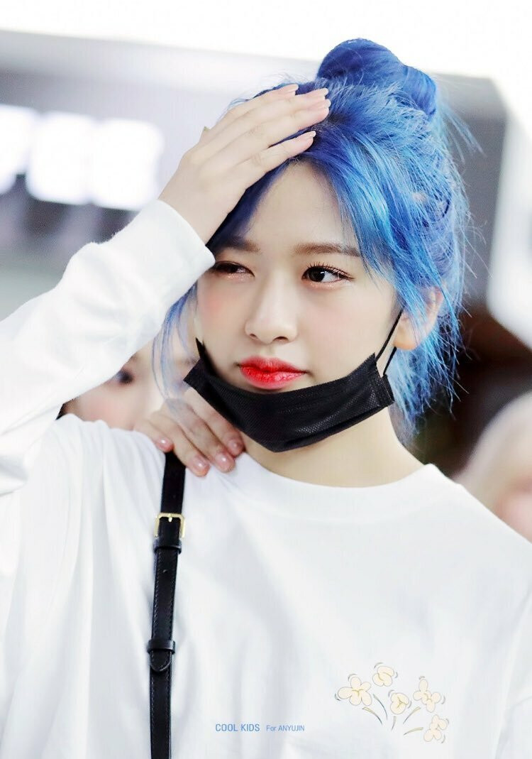 Yujin (IZONE) cũng không ngại thử sức với màu tóc cực nổi này.
