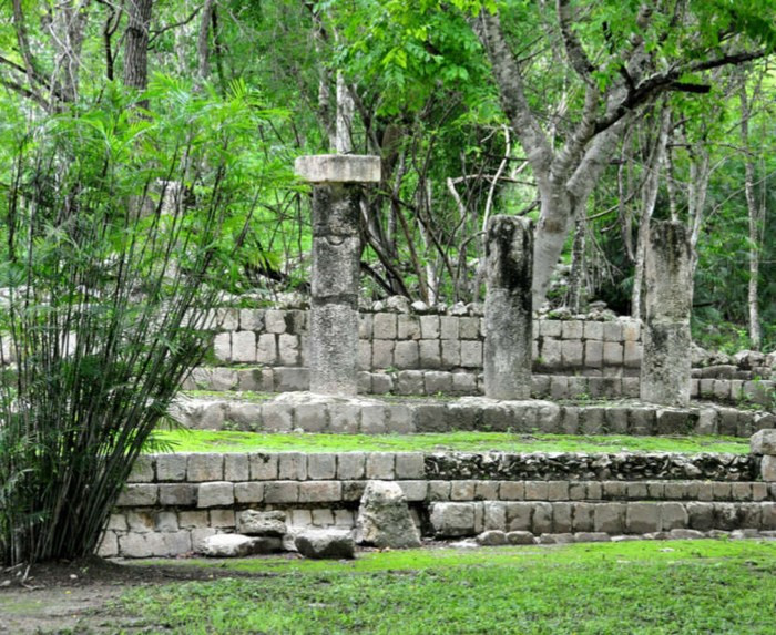 Đối với người Maya, tên thành phố Calakmul có nghĩa là "thành phố của 2 kim tự tháp liền kề".
