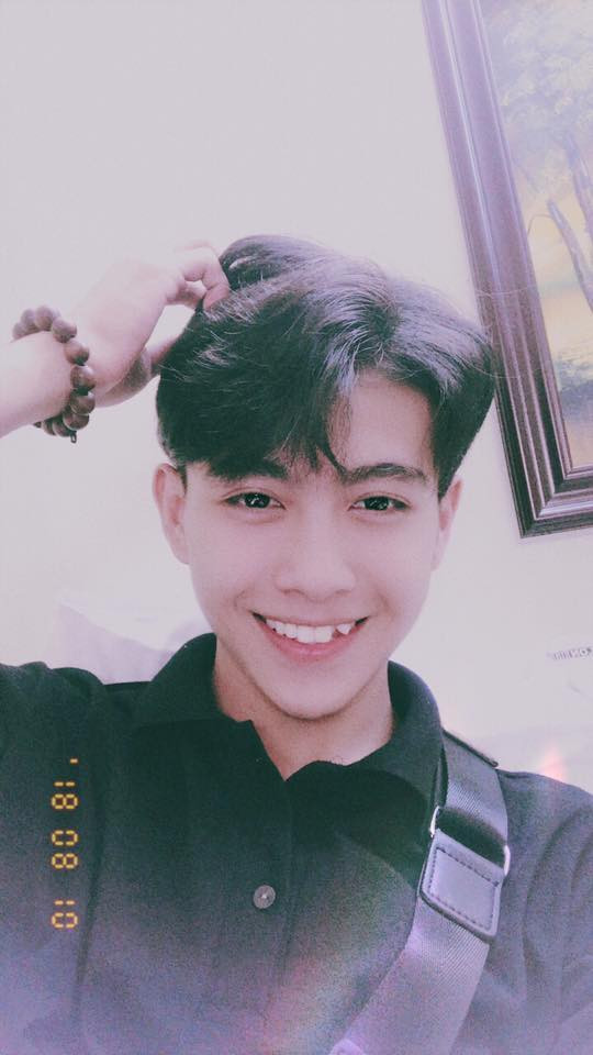 Hotboy 2K có ngoại hình thư sinh cùng gương mặt điển trai khiến nhiều bạn nữ "đổ gục".