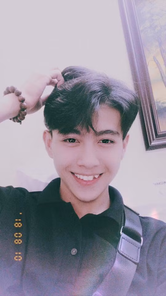 Hotboy 2K có ngoại hình thư sinh cùng gương mặt điển trai khiến nhiều bạn nữ "đổ gục".