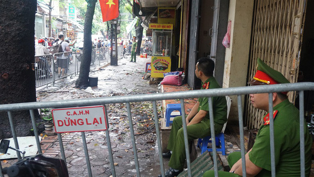 Lực lượng an ninh phong tỏa hiện trường vụ cháy.