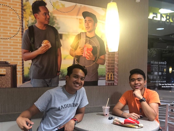 Hai người bạn bên tấm poster 