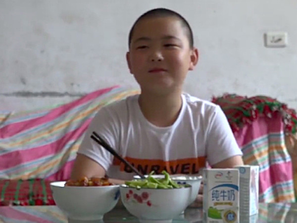 Lu Zikuan nỗ lực tăng cân để cứu cha. Lu Zikuan nỗ lực tăng cân để cứu cha.