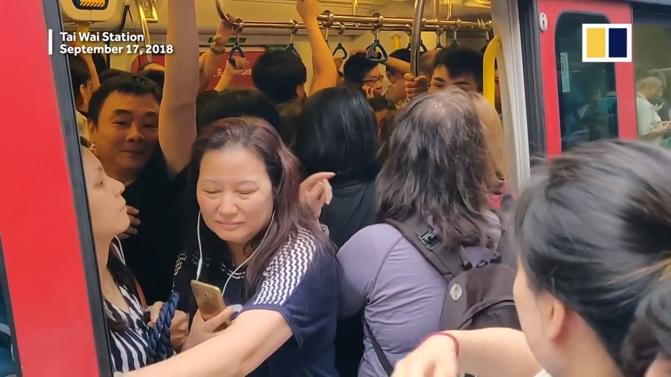 Cả khoang đã đầy nhưng nhiều người vẫn cố gắng chen lên.