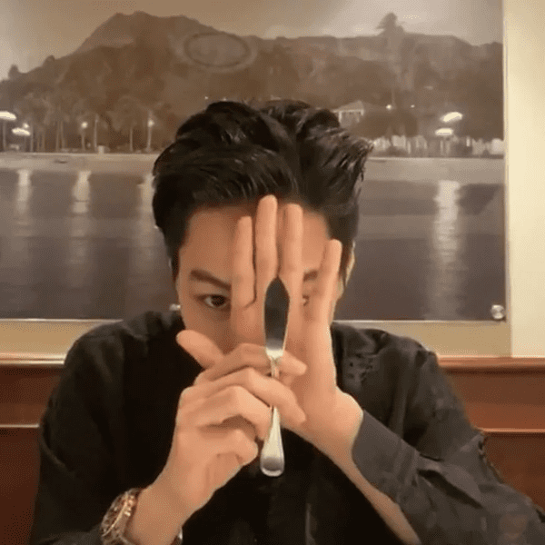 Thậm chí đến cả con dao ăn cũng được Kai mang ra giới thiệu một cách đầy hào hứng.