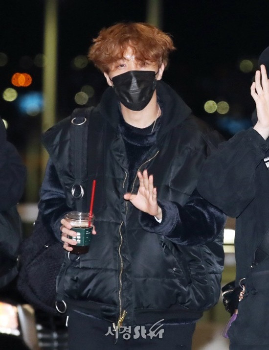 J-Hope luôn vui vẻ, thân thiện với phóng viên ở sân bay.