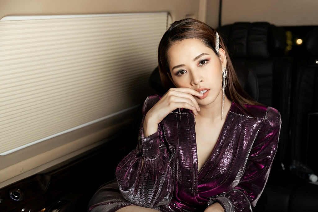 Trước đó, cô từng gây bất ngờ khi xuất hiện một phân đoạn trong bộ phim cũng như thể hiện bản OST Kit Mak (Mộng mơ) bên cạnh nhiều ngôi sao quốc tế. Ngoài ra, Chi Pu còn được nam chính bộ phim - diễn viên Nine Naphat dành lời ngợi khen trong đoạn clip gửi lời chào fan Việt mới đây.