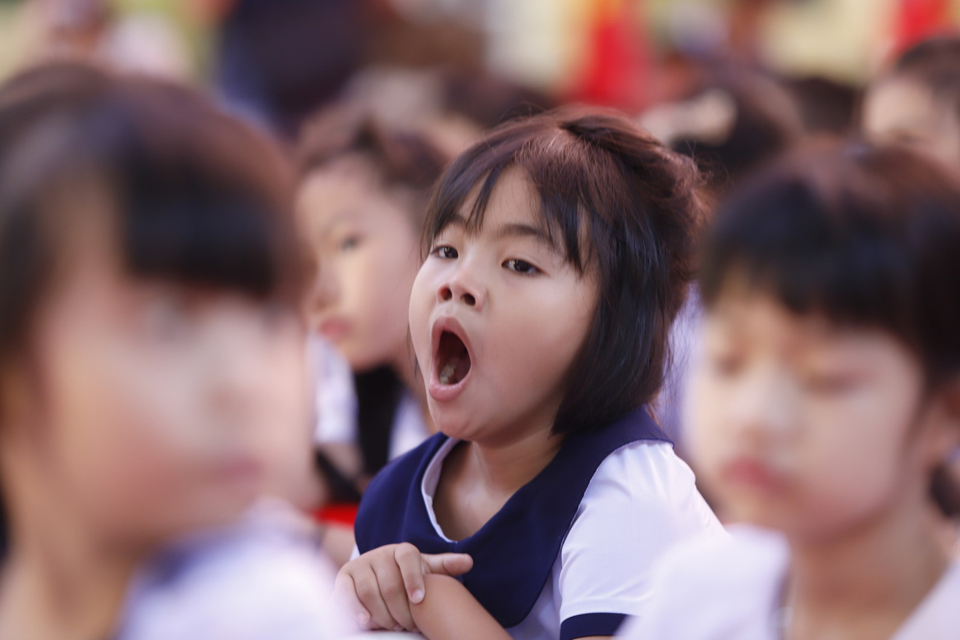 Cô bé trường Phù Đồng, Đà Nẵng này cũng không thể ngăn nổi cơn buồn ngủ.