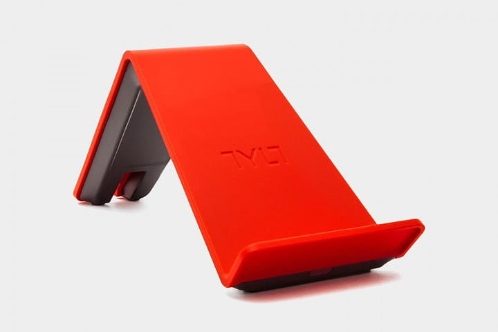 TYLT VU thuộc nhà sản xuất đầu tiên (TYLT) cung cấp bộ sạc không dây với thiết kế nghiêng 45 độ, cho phép bạn quan sát điện thoại của mình dễ dàng hơn khi nó nằm phẳng.