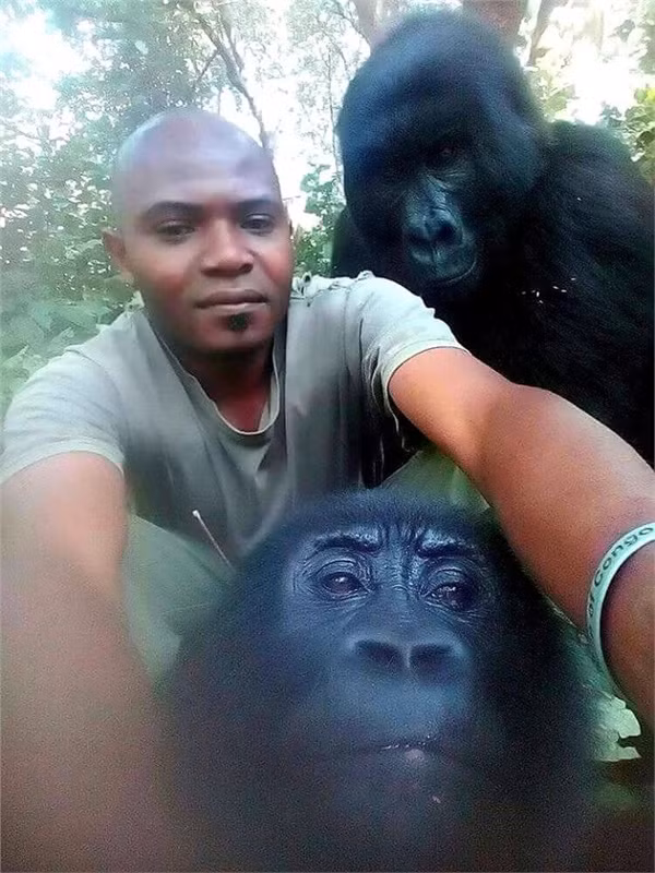 Tự tin selfie với các anh kiểm lâm như một thói quen.