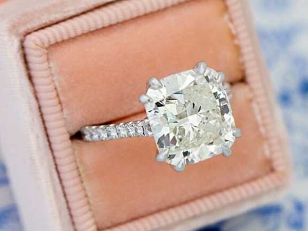 Cô gái trong câu chuyện muốn đảm bảo rằng vị hôn phu của mình luôn phải nhớ… đeo nhẫn vào tay.