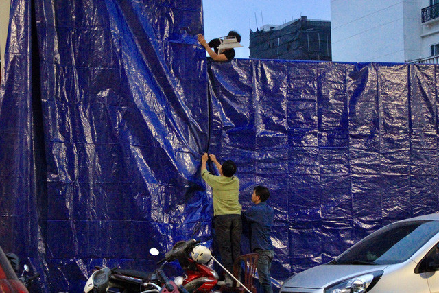 Lực lượng chức năng quây bạt kín hiện trường vụ sập nhà để không làm ảnh hưởng đến cảnh quan tuyến phố đi bộ.