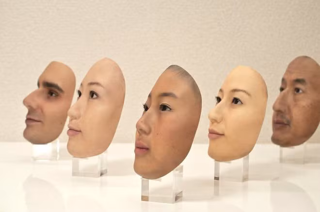 Mỗi chiếc mặt nạ đều được người thợ gia công tỉ mỉ bằng tay.