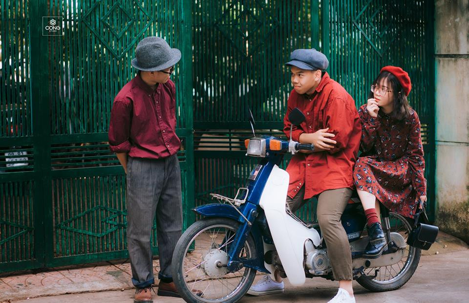 Ông thường đưa bà anh đi dạo quanh trên con ngựa sắt màu xanh…