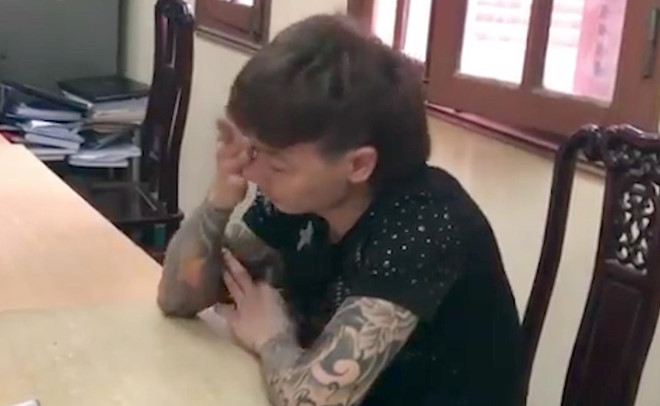 Khá Bảnh đưa tay lau nước mắt khi cảnh sát nhắc đến người thân. Ảnh cắt từ clip