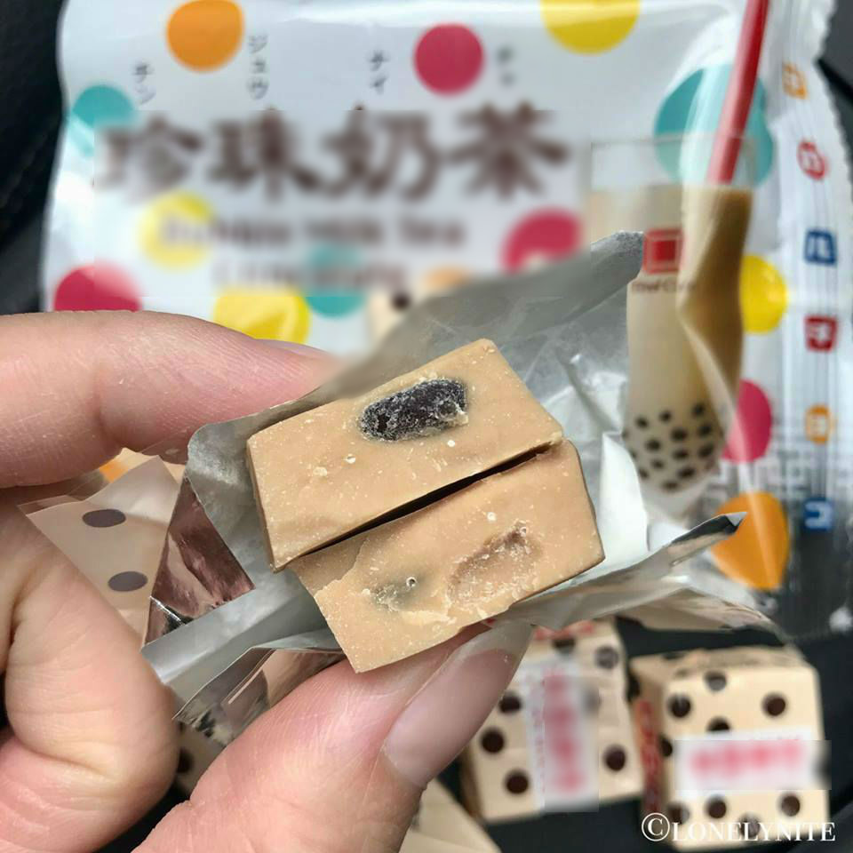 Nhiều bạn còn để kẹo tan trong miệng rồi mới ăn trân châu cơ!