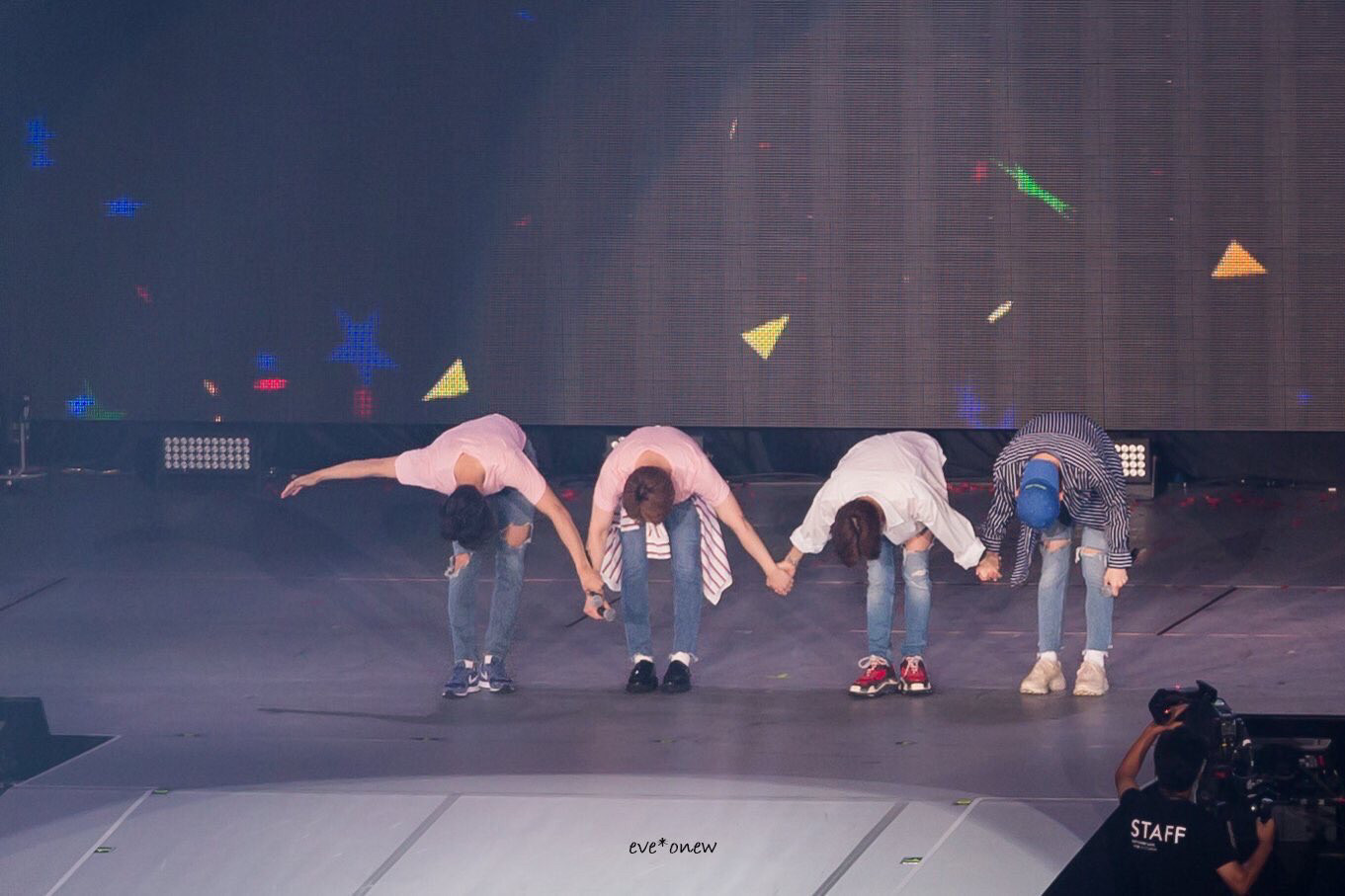 Rớt nước mắt khi thấy Minho (SHINee) tưởng nhớ Jonghyun trong concert SMTOWN ảnh 1