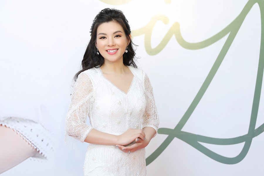 "Sông và Anh" đã ra mắt trên kênh Youtube của Lê Mận ngày 23/10, sau nhiều mong đợi của khán giả và đồng nghiệp.