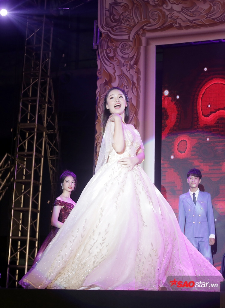 Tự tin, trưởng thành khi sải bước trong đầm dạ hội