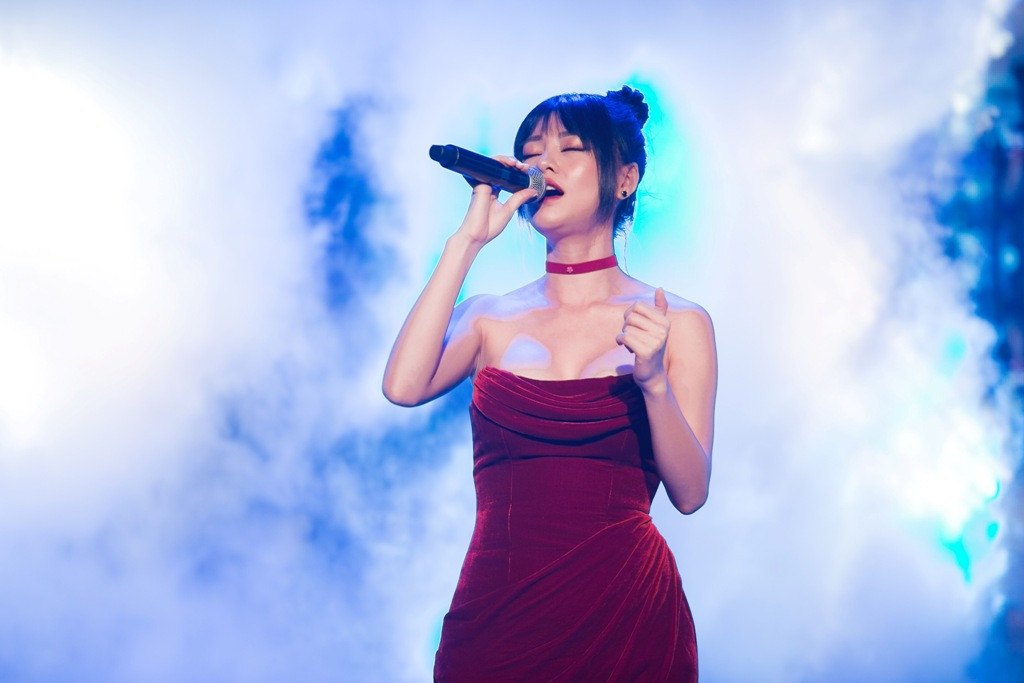 Bên cạnh rất nhiều “cái lần đầu tiên” đầy mê hoặc, liveshow Làn sóng xanh Next Step cuối cùng còn chứng kiến những phần biểu diễn đỉnh cao của nhiều gương mặt “nóng sốt” hiện nay trên thị trường âm nhạc. Bùi Lan Hương sau khi làm mê đắm lòng người trong bản nhạc phim Ngày chưa giông bão thì lại tiếp tục “ám ảnh” khán giả với bản live Mê muội trên sân khấu Làn Sóng Xanh Next Step.