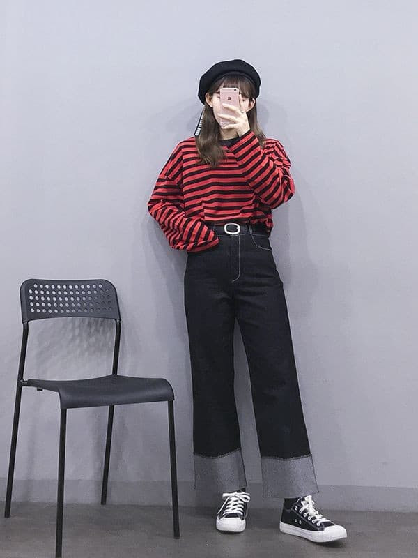 Culottes cạp cao với phần gấu quần gấp được làm giả. Chiếc quần thần thánh này có thể kết hợp với áo kẻ ngang, thêm một chiếc mũ nồi xinh xắn và sneaker sẽ nhanh chóng hô biến bạn trở thành cô nàng có gu ăn mặc khiến người khác phải ngưỡng mộ.