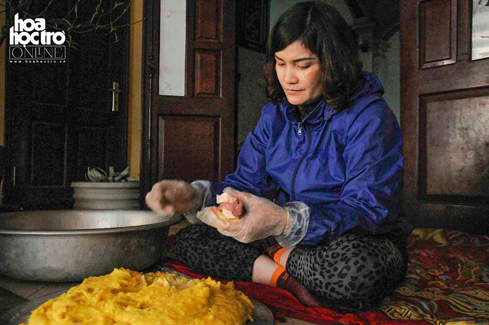 Về phần nguyên liệu chính, ngoài gạo nếp cái hoa vàng còn có phần nhân là đỗ xanh đã được tách vỏ sẵn, luộc chín và xay nhuyễn.