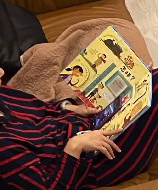 Soi kỹ mới thấy người mẹ đang sử dụng điện thoại