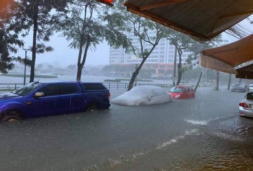 Các tuyến đường trung tâm thành phố đều ngập nặng. (Ảnh: Hóng biến Đà Nẵng)