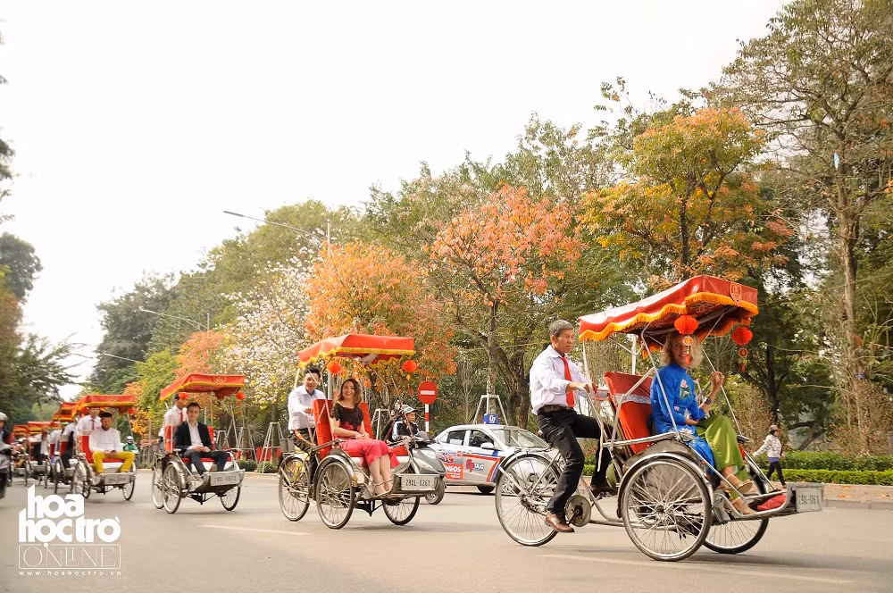 Là một trong những con đường nổi bật thuộc tuyến phố đi bộ, đường Đinh Tiên Hoàng thu hút rất nhiều du khách nước ngoài tới tham quan.