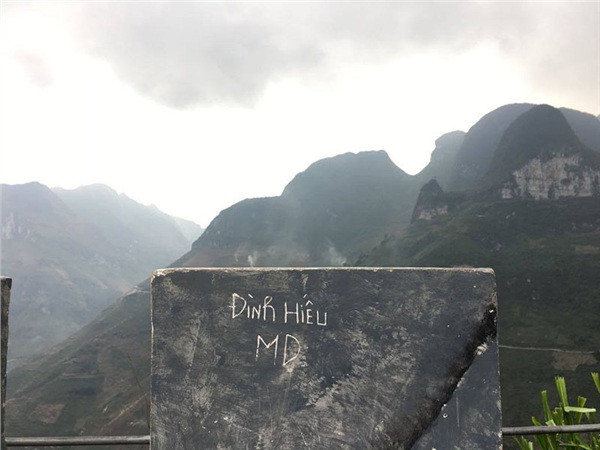 Một tảng đá bị vẽ bậy khác tại chính địa điểm này.