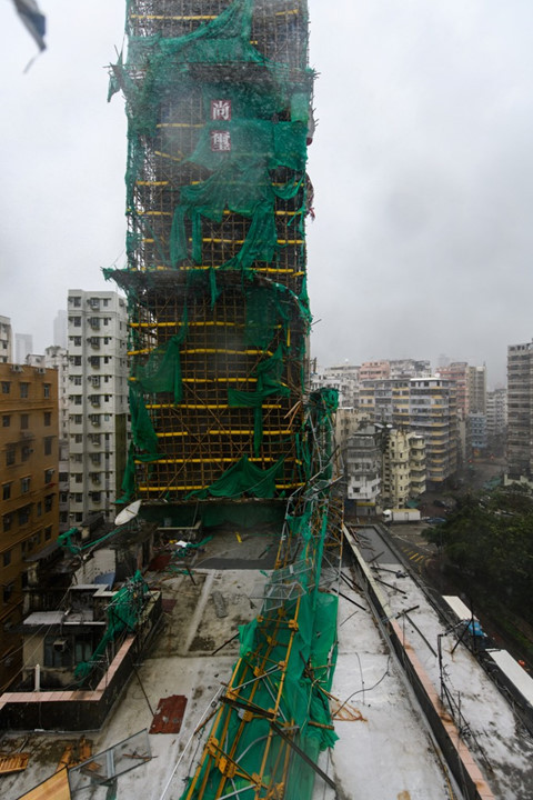 Một phần giàn giáo từ công trình xây dựng nhà cao tầng bị đổ sụp ở Hồng Kông.