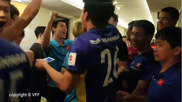 Các cầu thủ ôm nhau ăn mừng chiến thắng ngay tại hành lang khách sạn. (Ảnh: VFF)