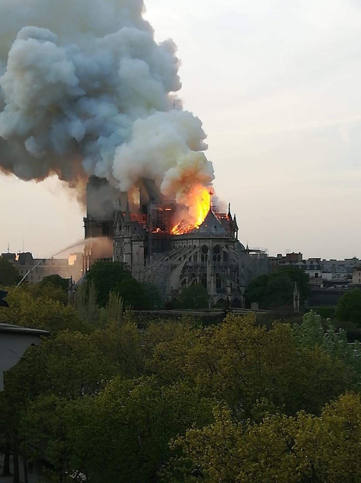 Cận cảnh đám cháy lớn tại Nhà thờ Đức Bà.