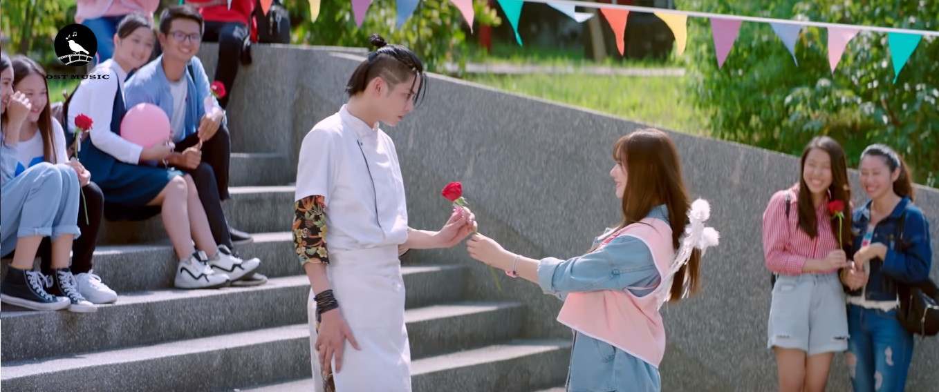 Viên Tương Cầm tặng hoa hồng cho A Kim.