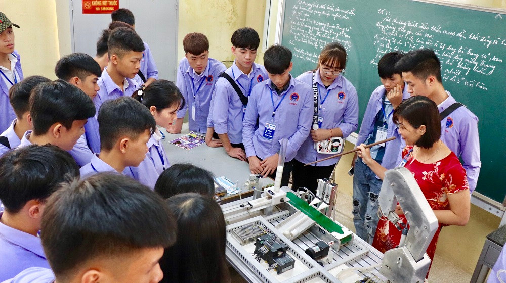 Khoa điện tử được sự tham gia không chỉ riêng các bạn nam mà bên cạnh đó được sự hưởng ứng nhiệt tình các bạn nữ.