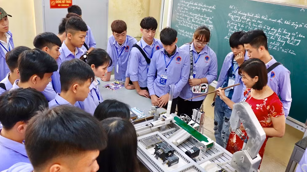 Khoa điện tử được sự tham gia không chỉ riêng các bạn nam mà bên cạnh đó được sự hưởng ứng nhiệt tình các bạn nữ.