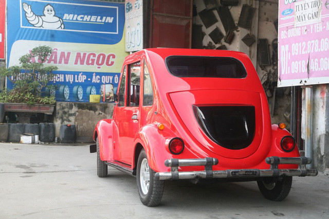 Chiếc xe khá bắt mắt với vỏ xe làm bằng tôn màu đỏ.