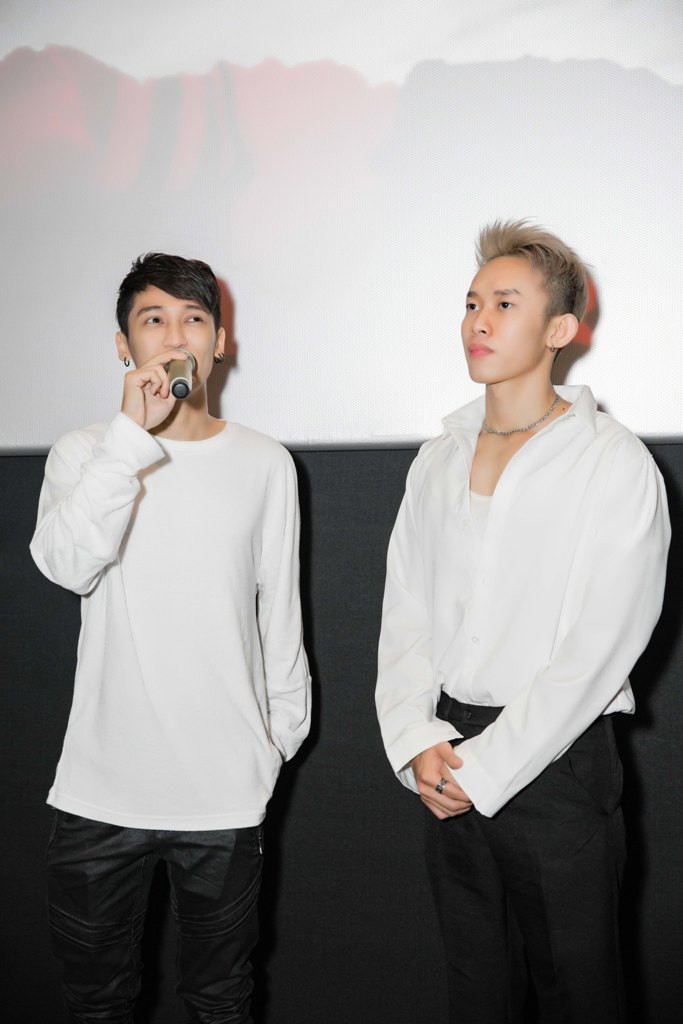 Sợ độ cao nhưng Tronie và Kay Trần vẫn mạo hiểm bay lượn trên không để quay MV mới ảnh 4 Sợ độ cao nhưng Tronie và Kay Trần vẫn mạo hiểm bay lượn trên không để quay MV mới ảnh 4