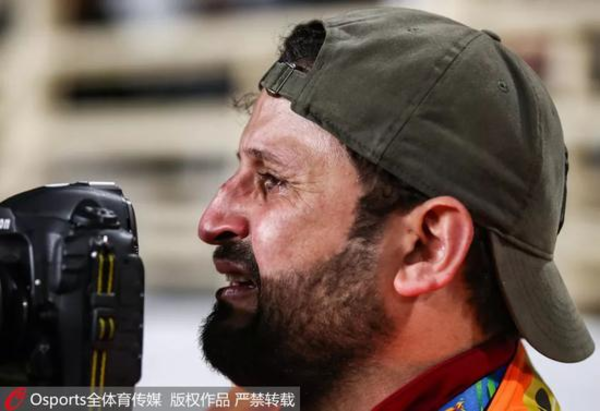 Phóng viên người Iraq nén đau để hoàn thành nhiệm vụ.