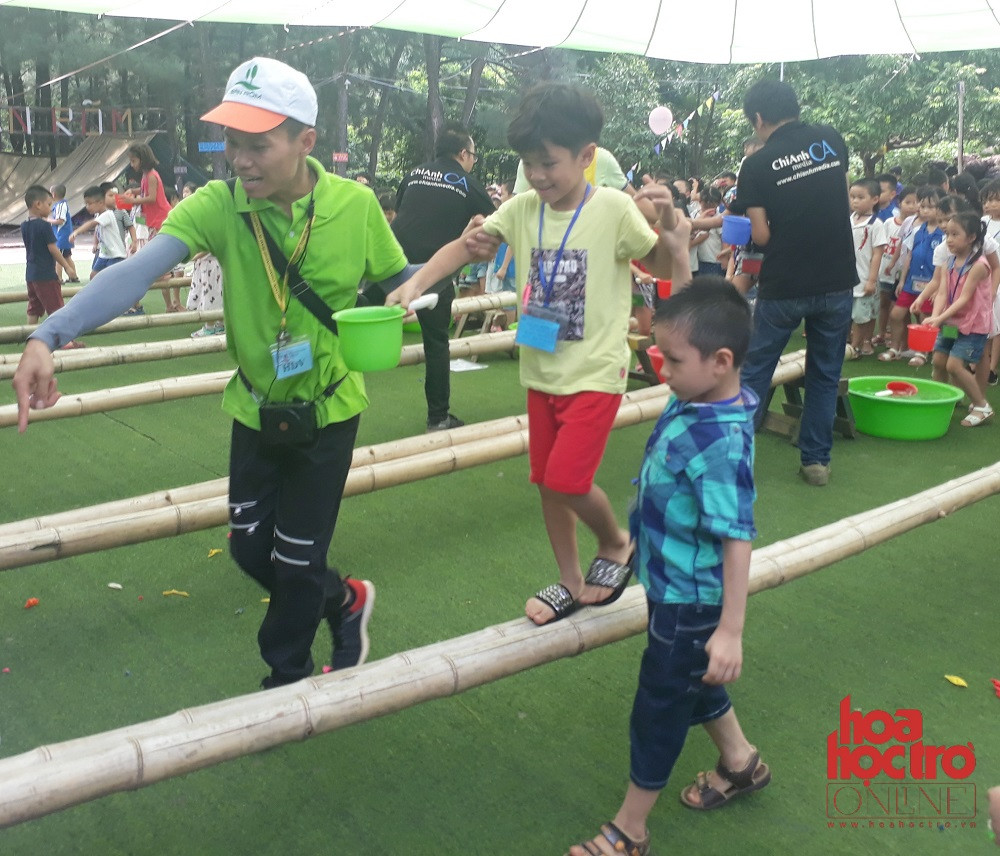 Các trò chơi vận động như kéo co, dẫn nước về nguồn đều là những hoạt động nhóm thú vị và hấp dẫn các bạn nhỏ.