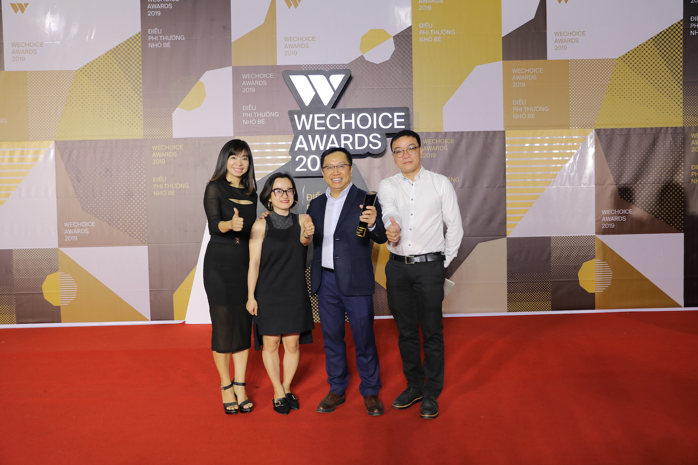 Đại diện BTC nhận giải thưởng 