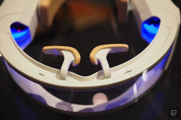 Nhược điểm của chiếc khẩu trang này là nặng đến 256g, hơn hẳn một chiếc smartphone thông thường. (Ảnh: Dana Wollman/Engadget)