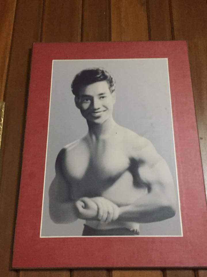 Bức ảnh ông ngoại thời trẻ được H.M đăng tải và thu hút hàng ngàn lượt thích từ dân mạng.