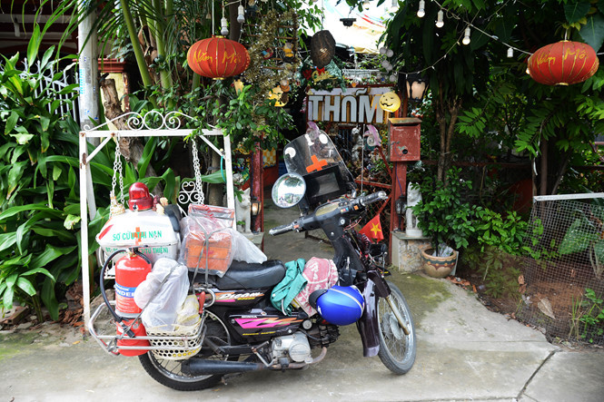 Cổng nhà của ông Thơm được trang trí bằng đồ phế thải trông như lối vào một khu vui chơi. Cổng nhà của ông Thơm được trang trí bằng đồ phế thải trông như lối vào một khu vui chơi.