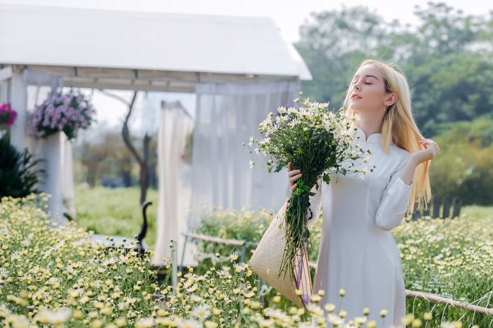 Một Hà Nội rất nên thơ trong mắt các cô gái Tây xinh đẹp.